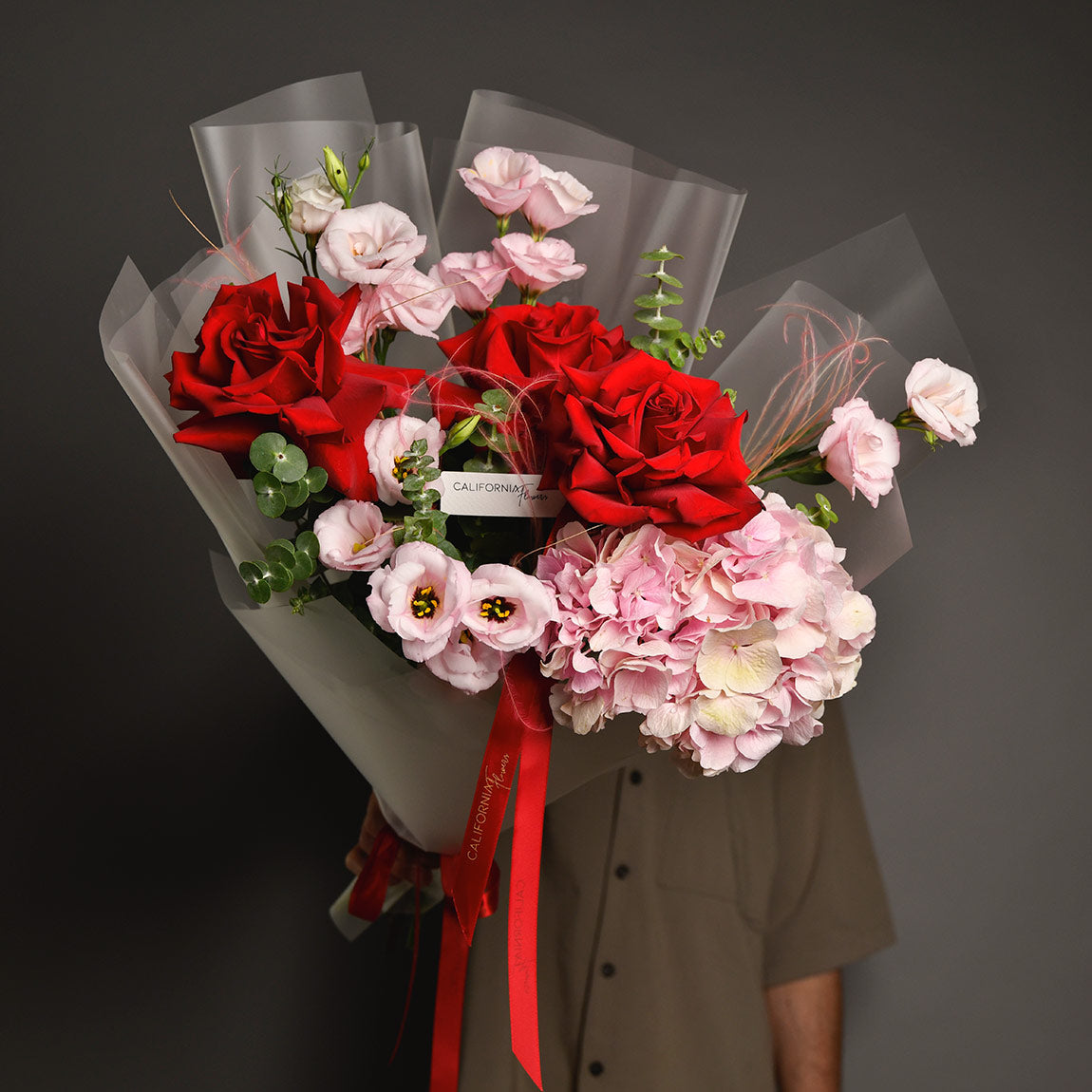 Livrare flori Bucuresti - California Flowers, Buchet hortensie roz si trandafiri speciali rosii, californiaflowers.mom