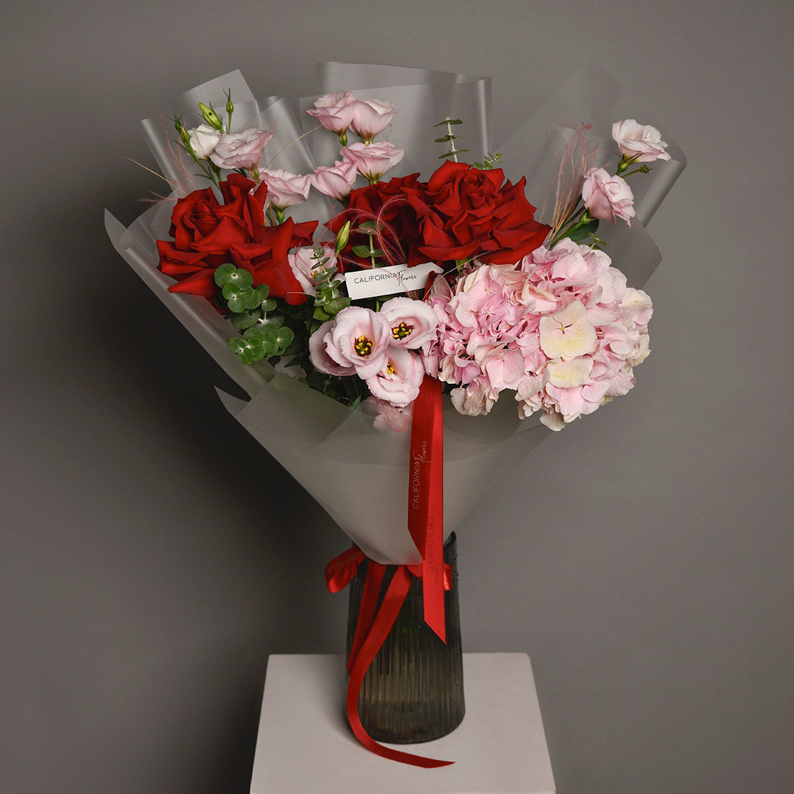 Buchet hortensie roz si trandafiri speciali rosii, 3, californiaflowers.mom