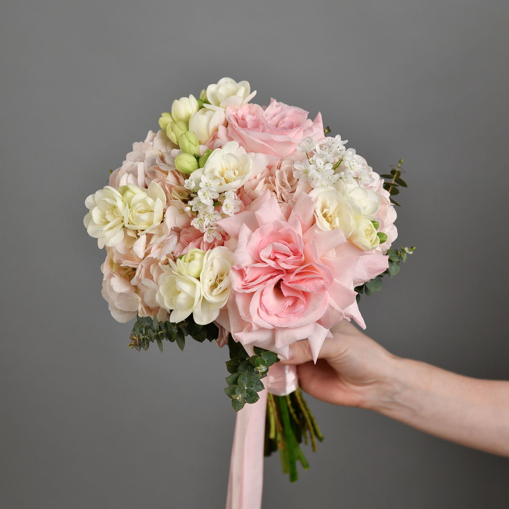 Buchet mireasa cu hortensie si frezii, 3, californiaflowers.mom
