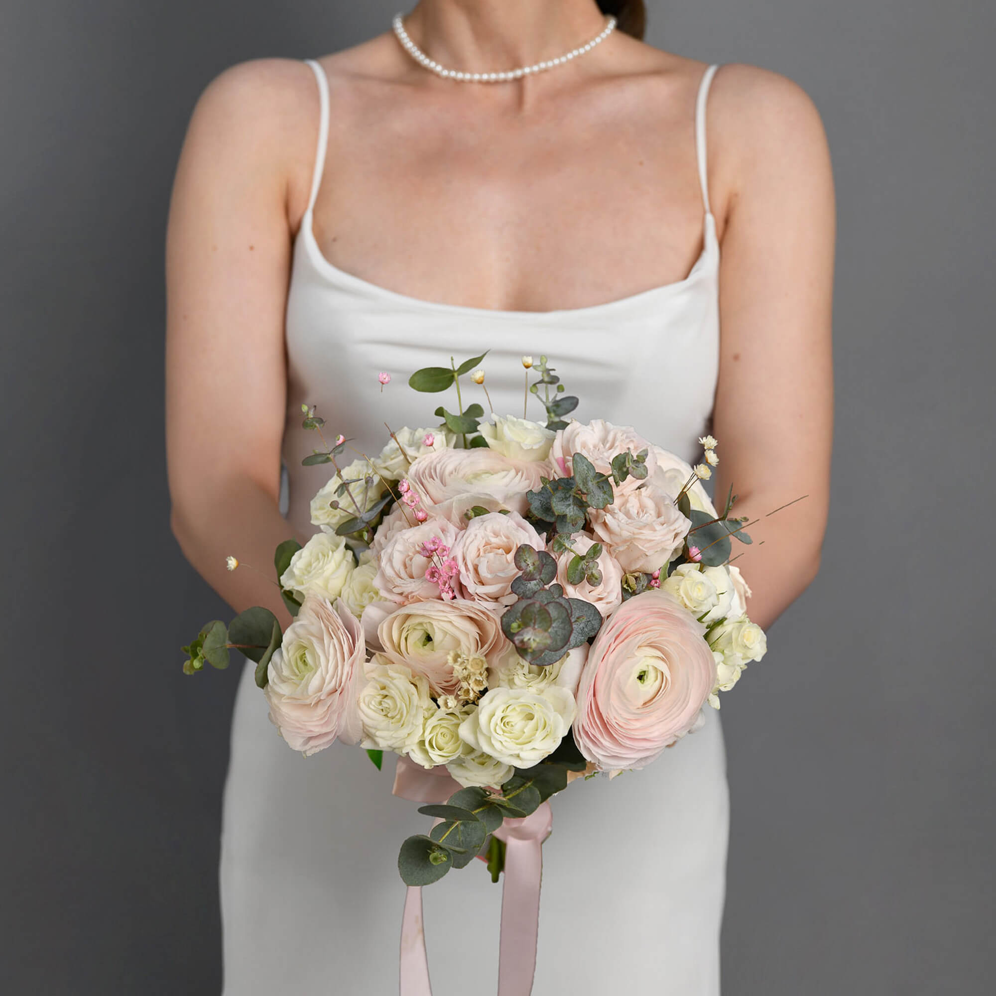 Buchete mireasa si nasa - California Flowers, Buchet mireasa cu ranunculus roz si miniroze, californiaflowers.mom