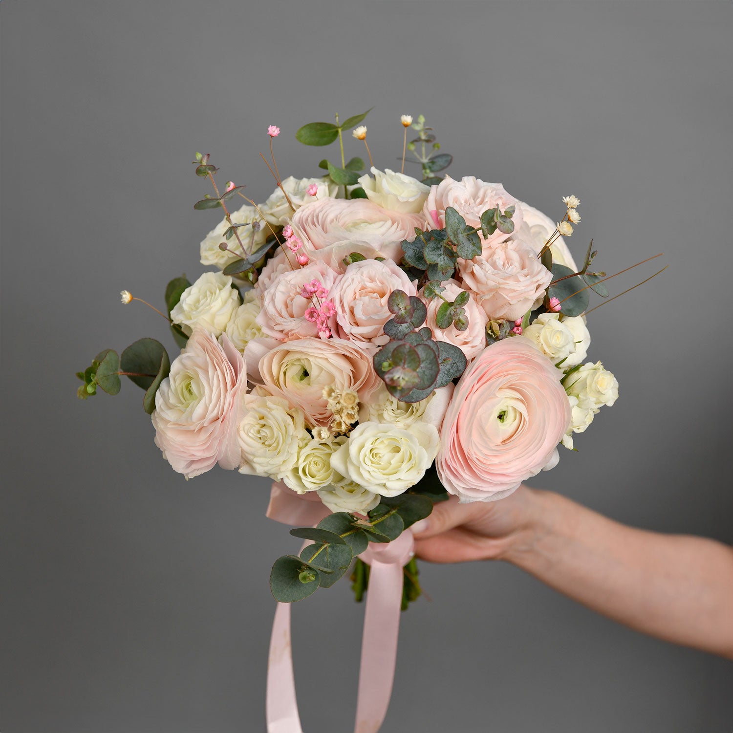 Buchet mireasa cu ranunculus roz si miniroze, 4, californiaflowers.mom