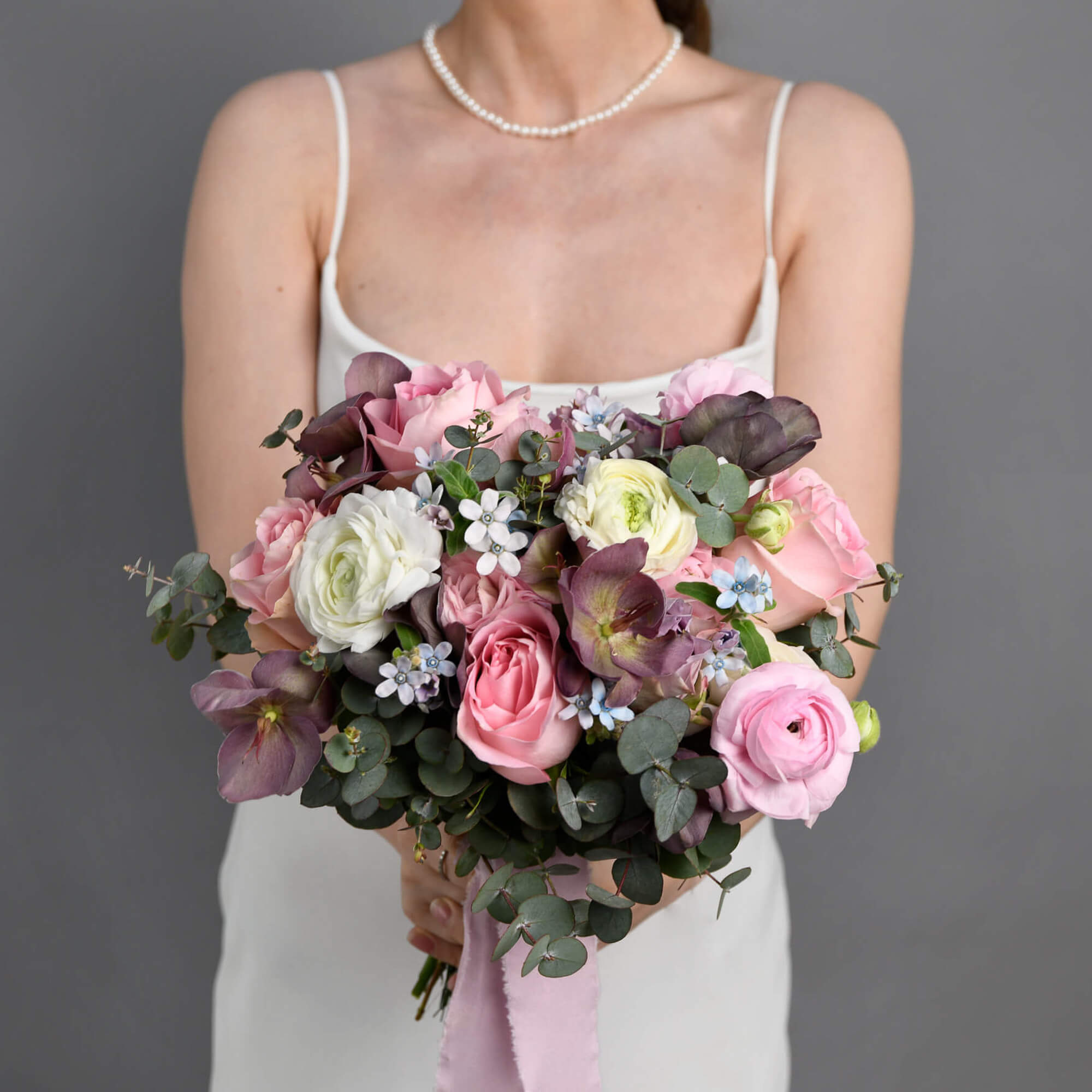 Buchete mireasa si nasa - California Flowers, Buchet mireasa cu trandafiri roz si ranunculus, californiaflowers.mom