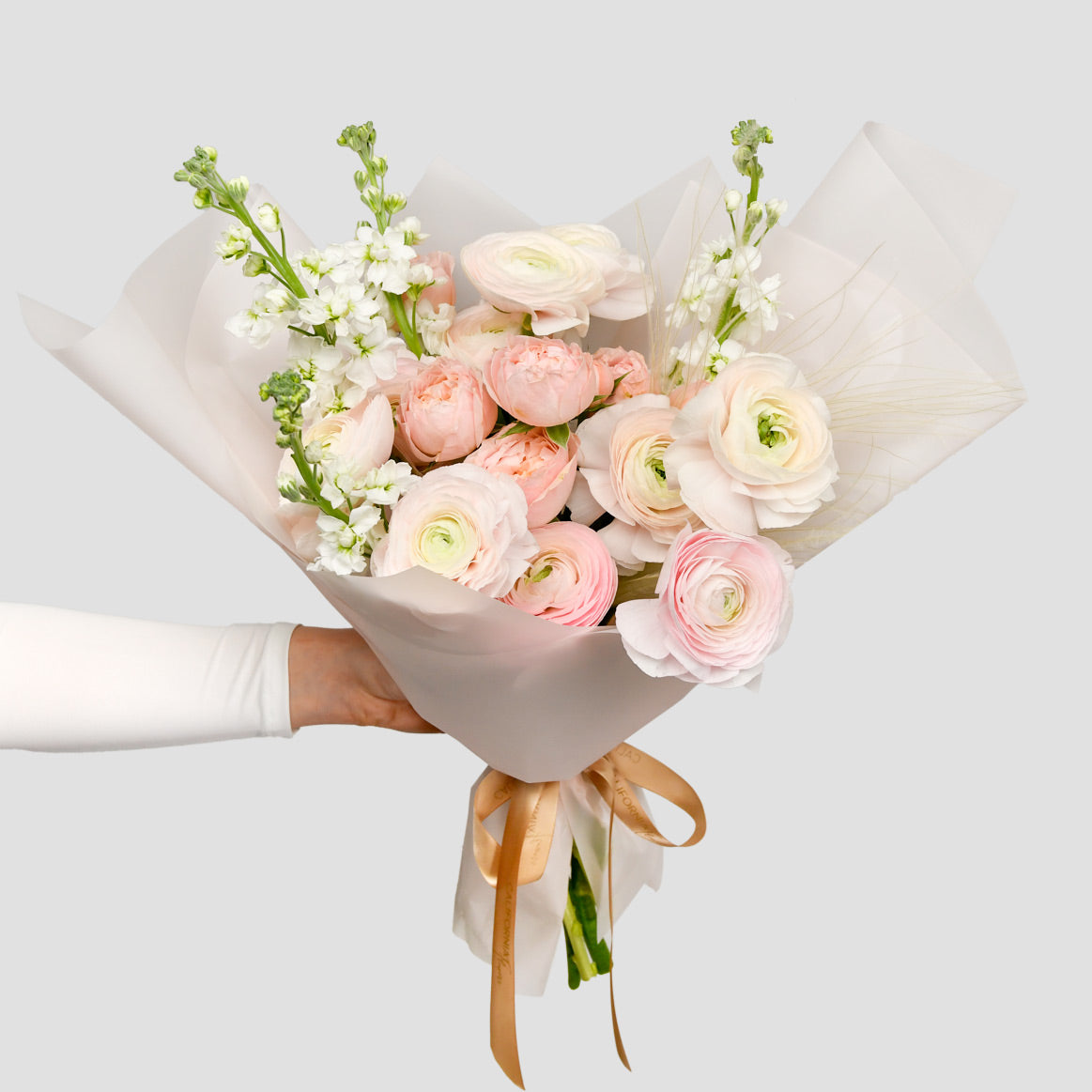 Flori de Paste - California Flowers, Buchet ranunculus roz, matthiola si miniroze, californiaflowers.mom