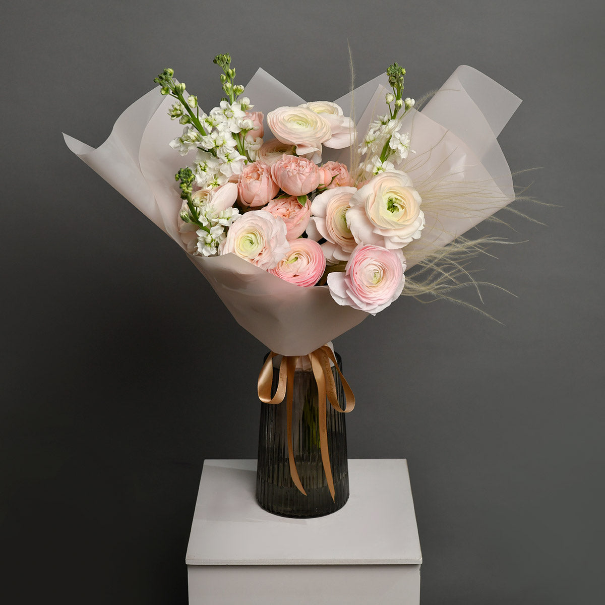 Buchet ranunculus roz, matthiola si miniroze, 3, californiaflowers.mom