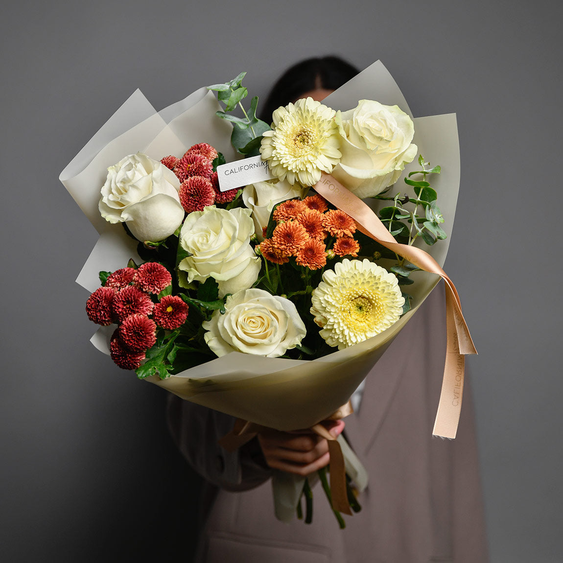 Buchet santini si trandafiri albi, 5, californiaflowers.mom