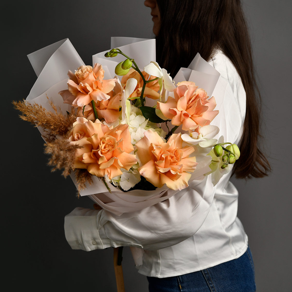 Flori pentru iubita – California Flowers, Buchet trandafiri si orhidee phalaenopsis, californiaflowers.mom