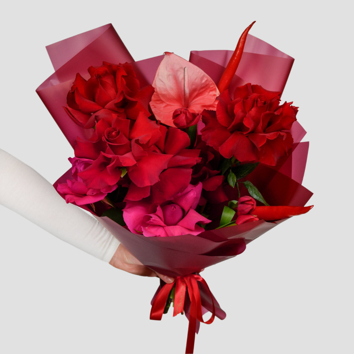 Flori pentru iubita – California Flowers, Buchet trandafiri speciali, anthurium si lalele, californiaflowers.mom