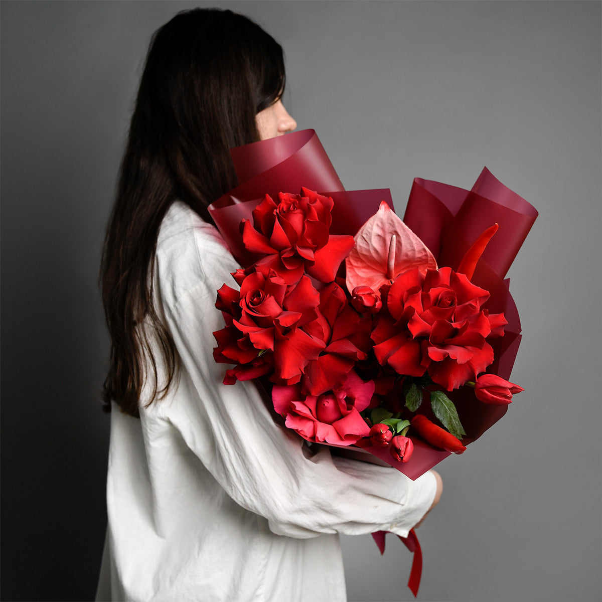 Flori pentru iubita – California Flowers, Buchet trandafiri speciali, anthurium si lalele, californiaflowers.mom