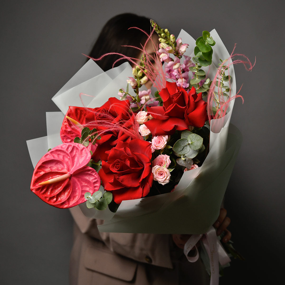 Flori de Paste - California Flowers, Buchet trandafiri speciali, anthurium si miniroze, californiaflowers.mom