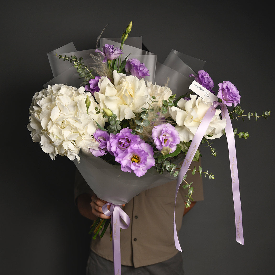 Cadouri Bucuresti si Brasov cu livrare la domiciliu - California Flowers, Buchet trandafiri speciali, hortensie si lisianthus mov, californiaflowers.mom