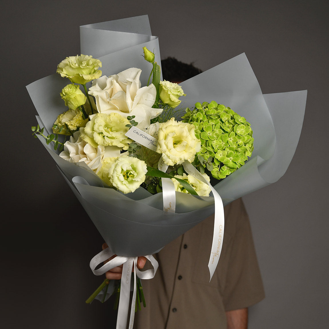 Flori de 1 Martie - California Flowers, Buchet hortensie verde si lisianthus alb, californiaflowers.mom