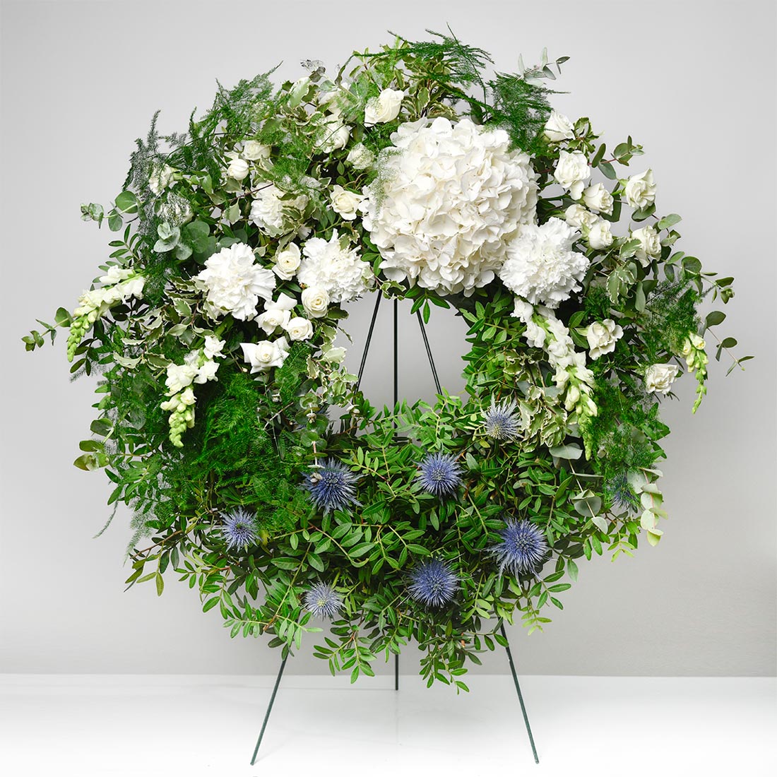 Produse, Coroana funerara rotunda cu hortensie si eryngium, californiaflowers.mom