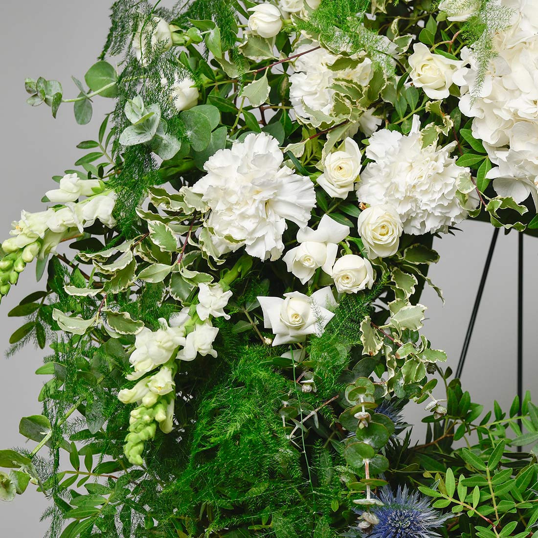 Produse, Coroana funerara rotunda cu hortensie si eryngium, californiaflowers.mom