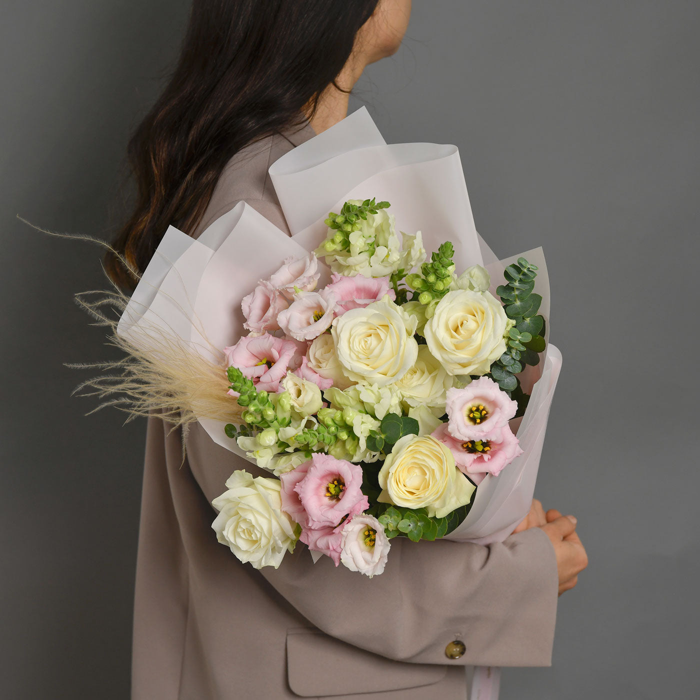 Flori pentru mama - California Flowers, Buchet trandafiri albi, lisianthus si antirrhinum, californiaflowers.mom