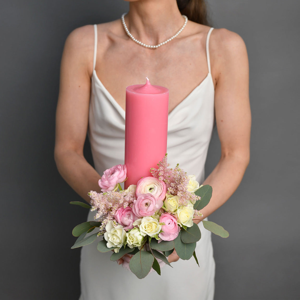 Lumanari botez flori naturale - California Flowers, Lumanare botez fetita cu ranunculus roz si astillbe, californiaflowers.mom