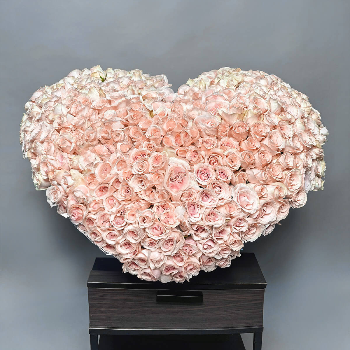 Aranjamente florale nou nascut - California Flowers, Aranjament floral inima in cos cu 500 trandafiri roz, californiaflowers.mom