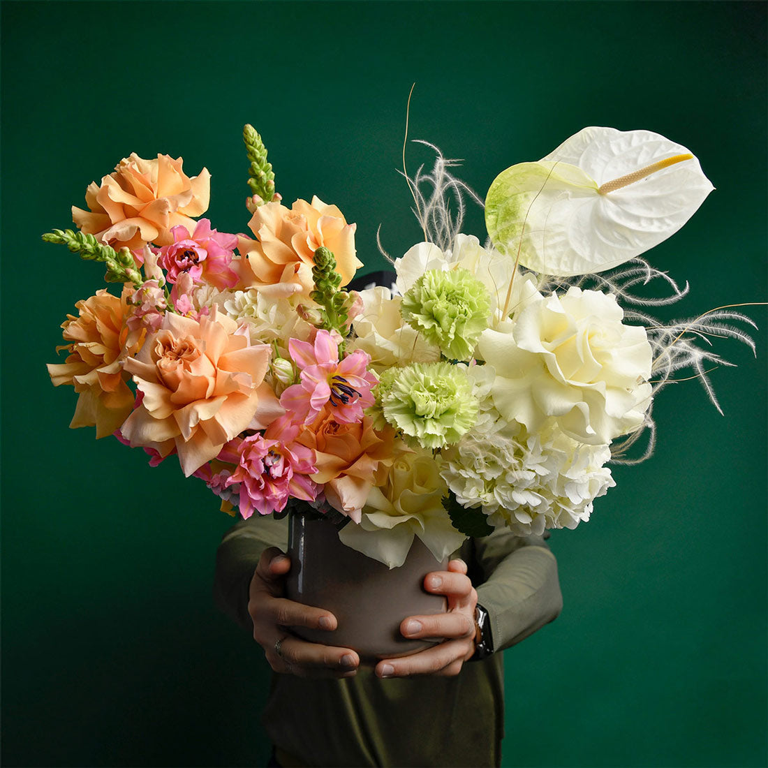 Flori de Paste - California Flowers, Aranjament floral in cutie cu anthurium, lalele si trandafiri, californiaflowers.mom