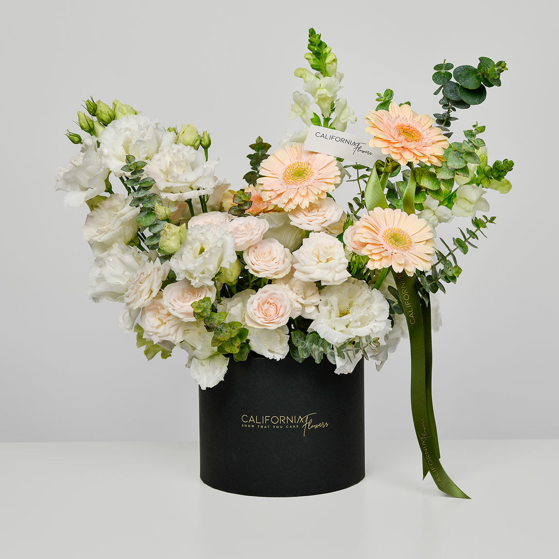 Aranjamente florale, Aranjament in cutie cu gerbera somon si lisianthus, californiaflowers.mom