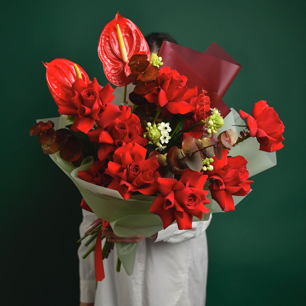 Buchet cu trandafiri speciali rosii, anthurium si ornithogalum, 6, californiaflowers.mom