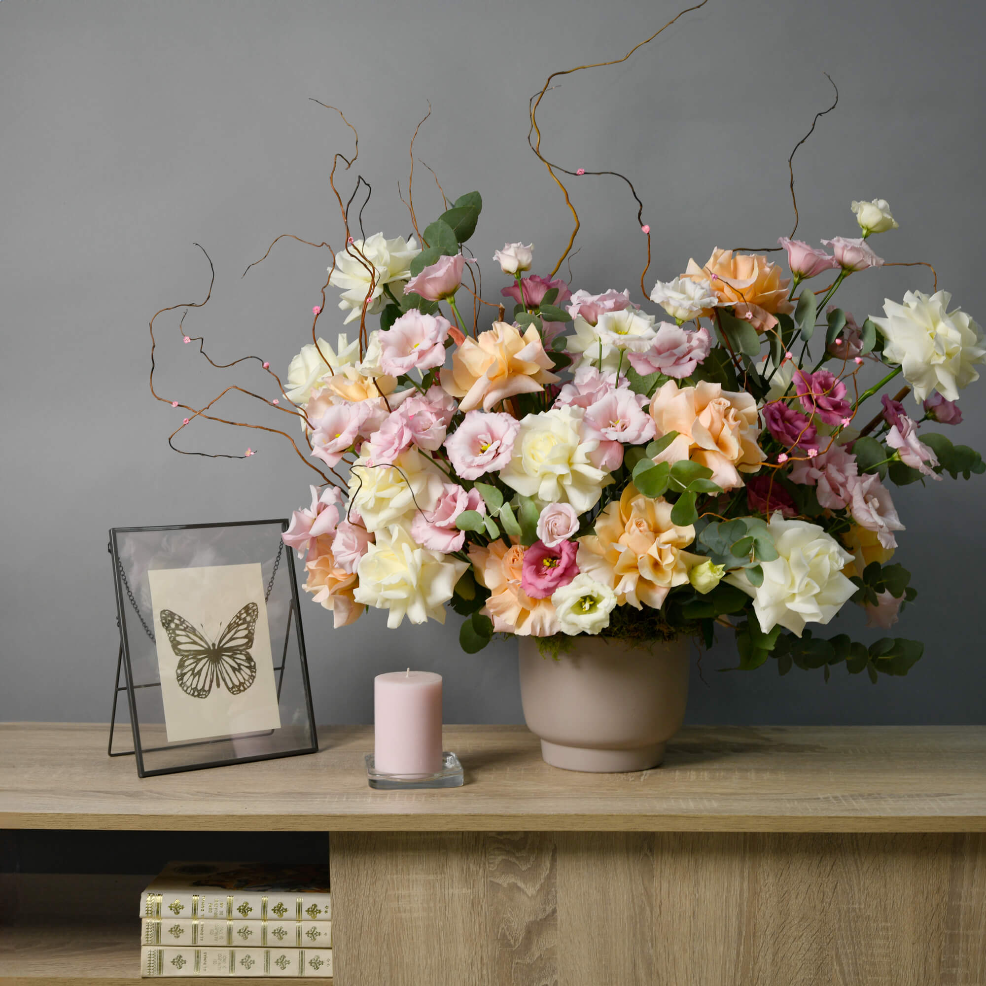 Aranjament floral in vas ceramic cu lisianthus si trandafiri speciali albi, 3, californiaflowers.mom