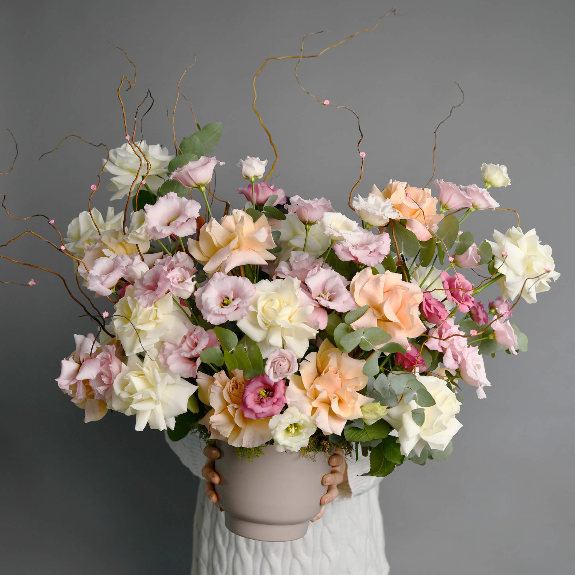 Ocazii Speciale, Aranjament floral in vas ceramic cu lisianthus si trandafiri speciali albi, californiaflowers.mom