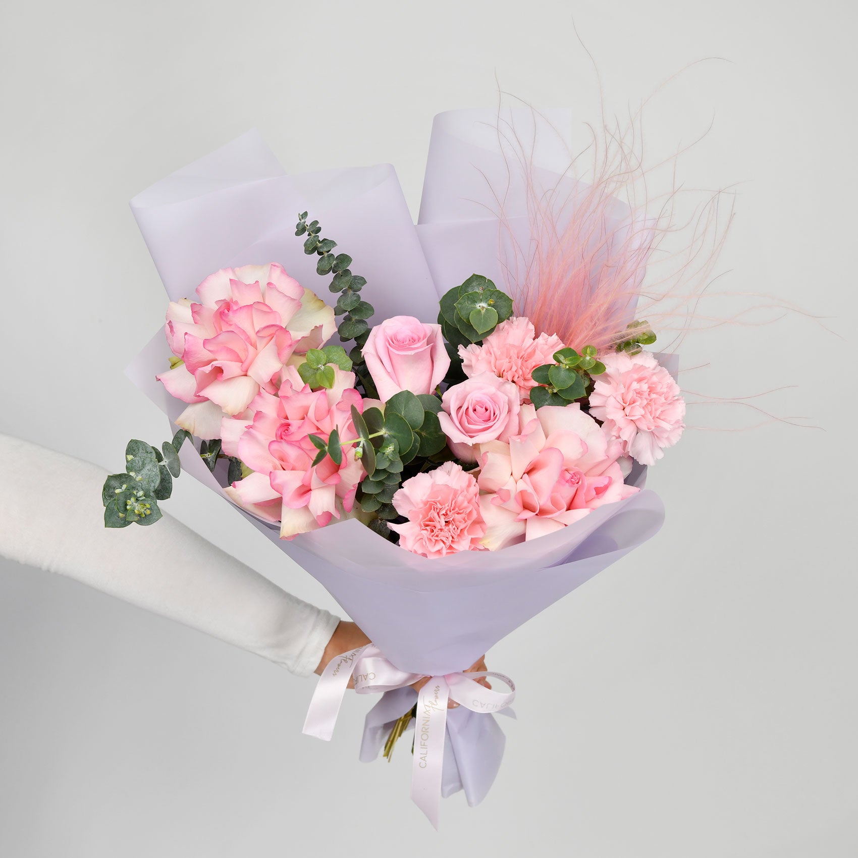 Flori de Paste - California Flowers, Buchet trandafiri roz, dianthus si eucalipt, californiaflowers.mom