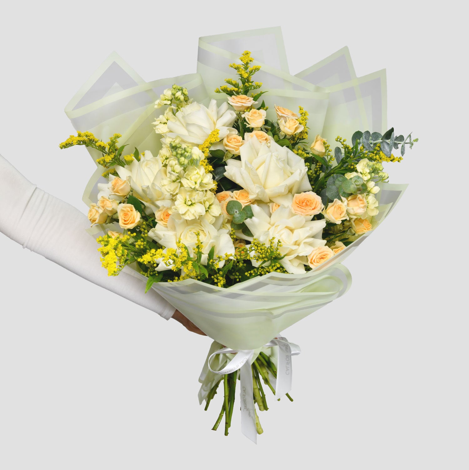 Flori de Sf. Maria - California Flowers, Buchet trandafiri speciali albi, solidago si tros, californiaflowers.mom