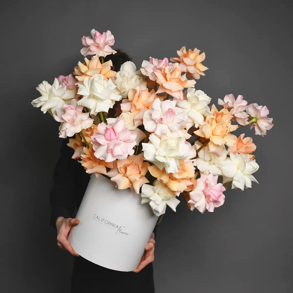Cutii cu flori - California Flowers, Aranjament floral 55 trandafiri multicolori, californiaflowers.mom