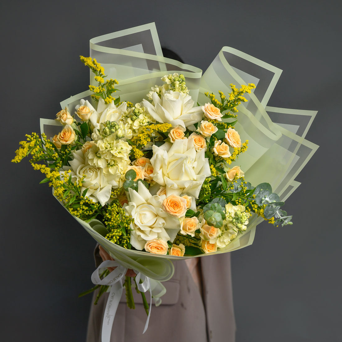Buchet trandafiri speciali albi, solidago si tros, 3, californiaflowers.mom