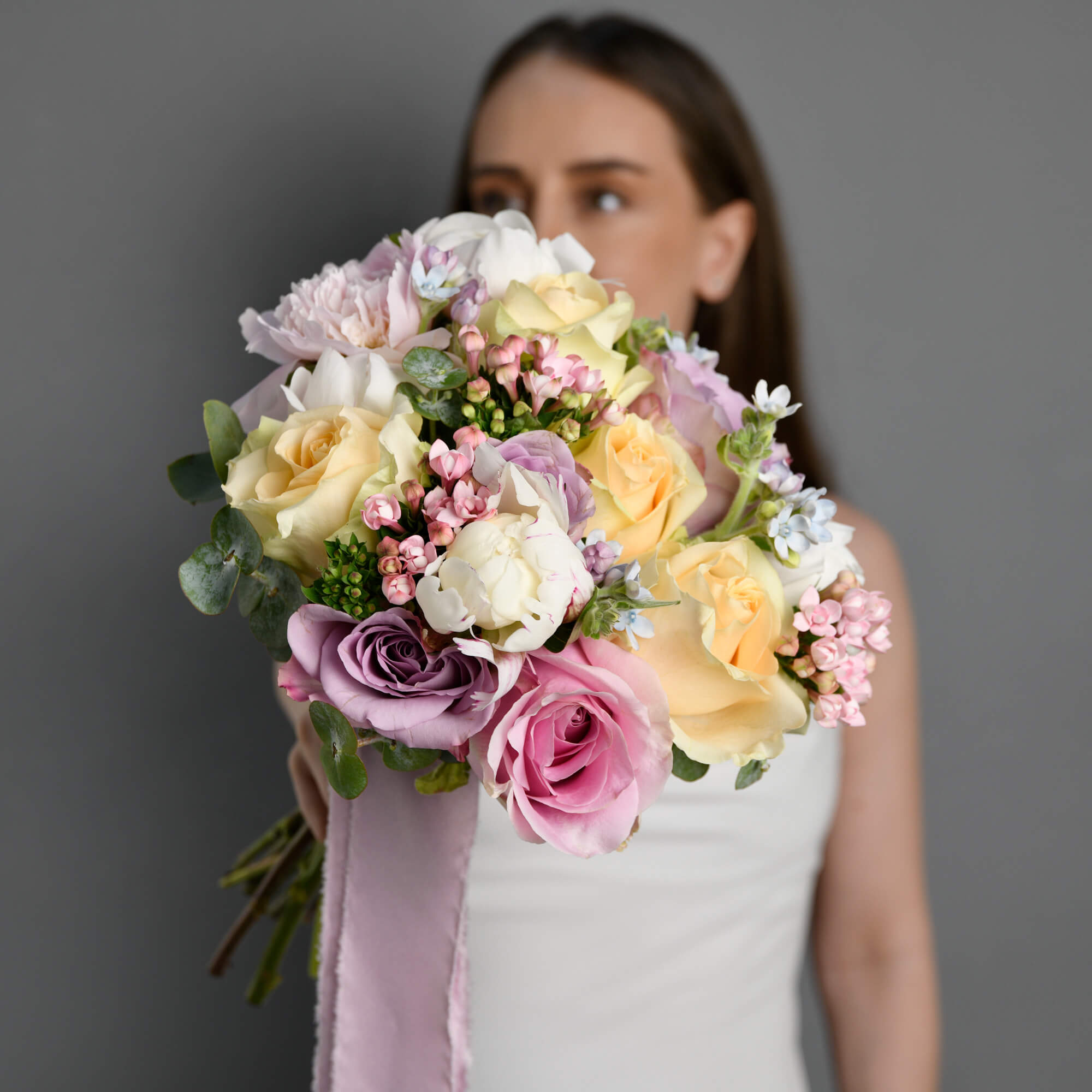 Buchet de mireasa cu bujori albi si trandafiri lila, 10, californiaflowers.mom