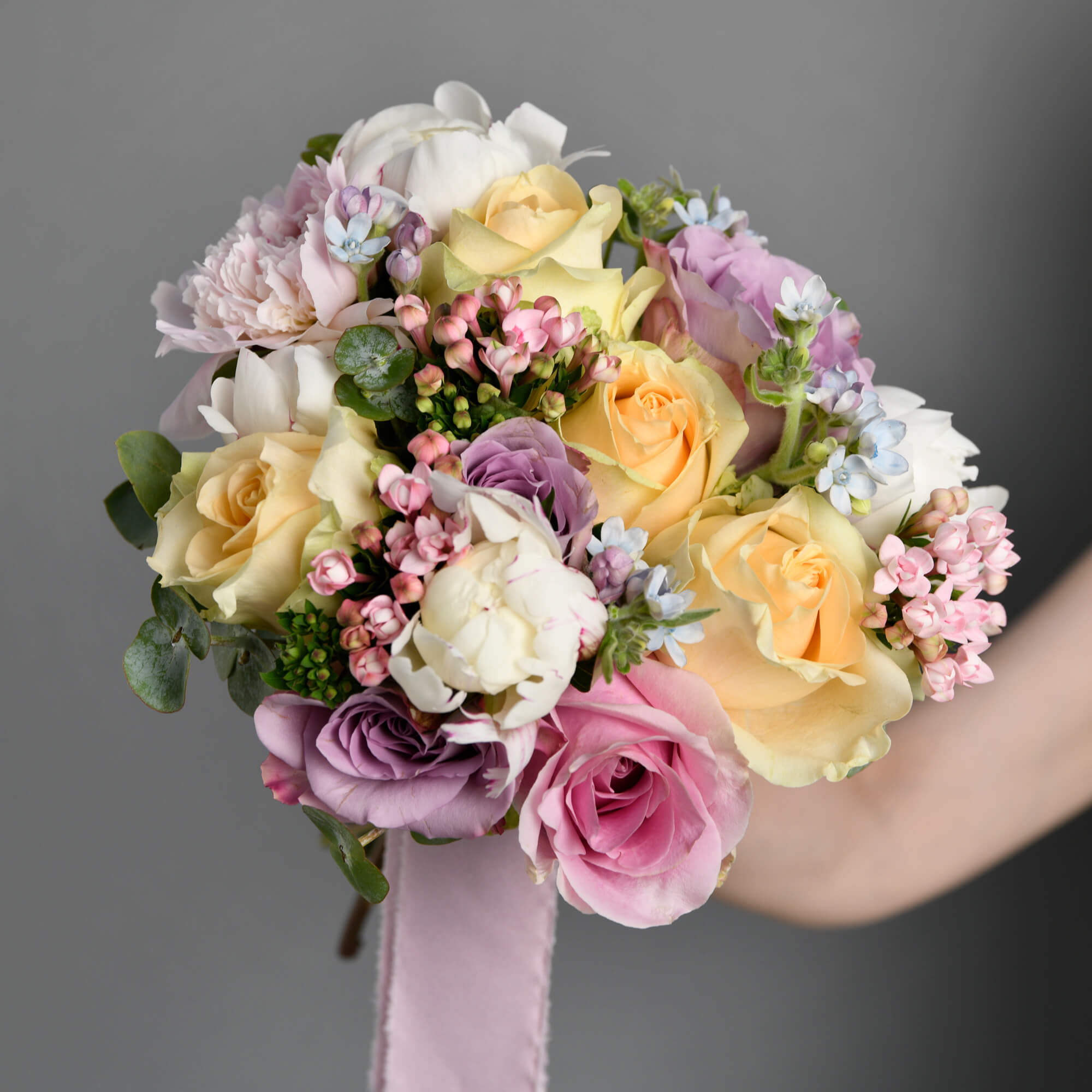 Buchet de mireasa cu bujori albi si trandafiri lila, 6, californiaflowers.mom