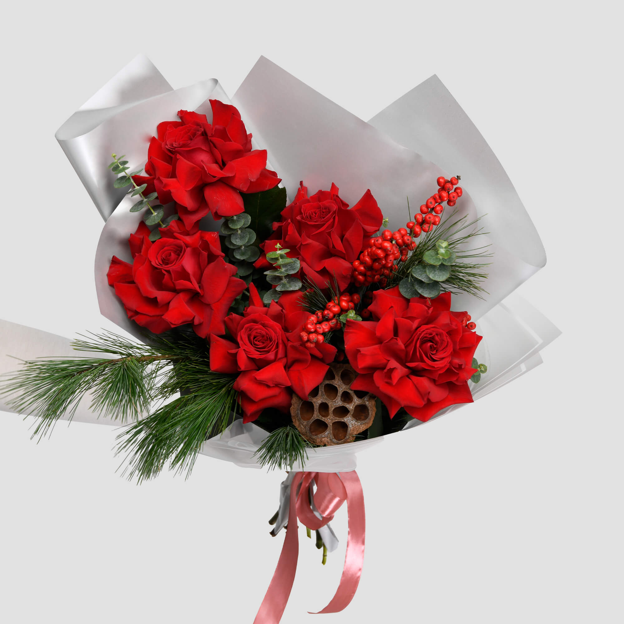 Aranjamente florale de Craciun - California Flowers, Buchet cu trandafiri speciali si brad, californiaflowers.mom