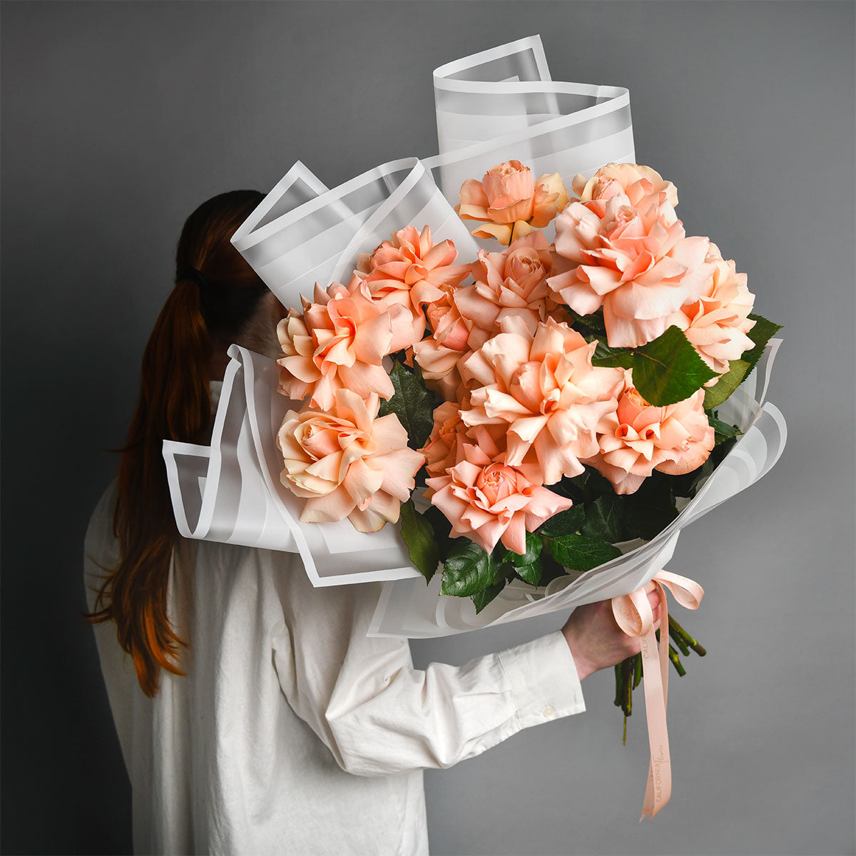Flori pentru iubita – California Flowers, Buchet 15 trandafiri portocalii speciali, californiaflowers.mom