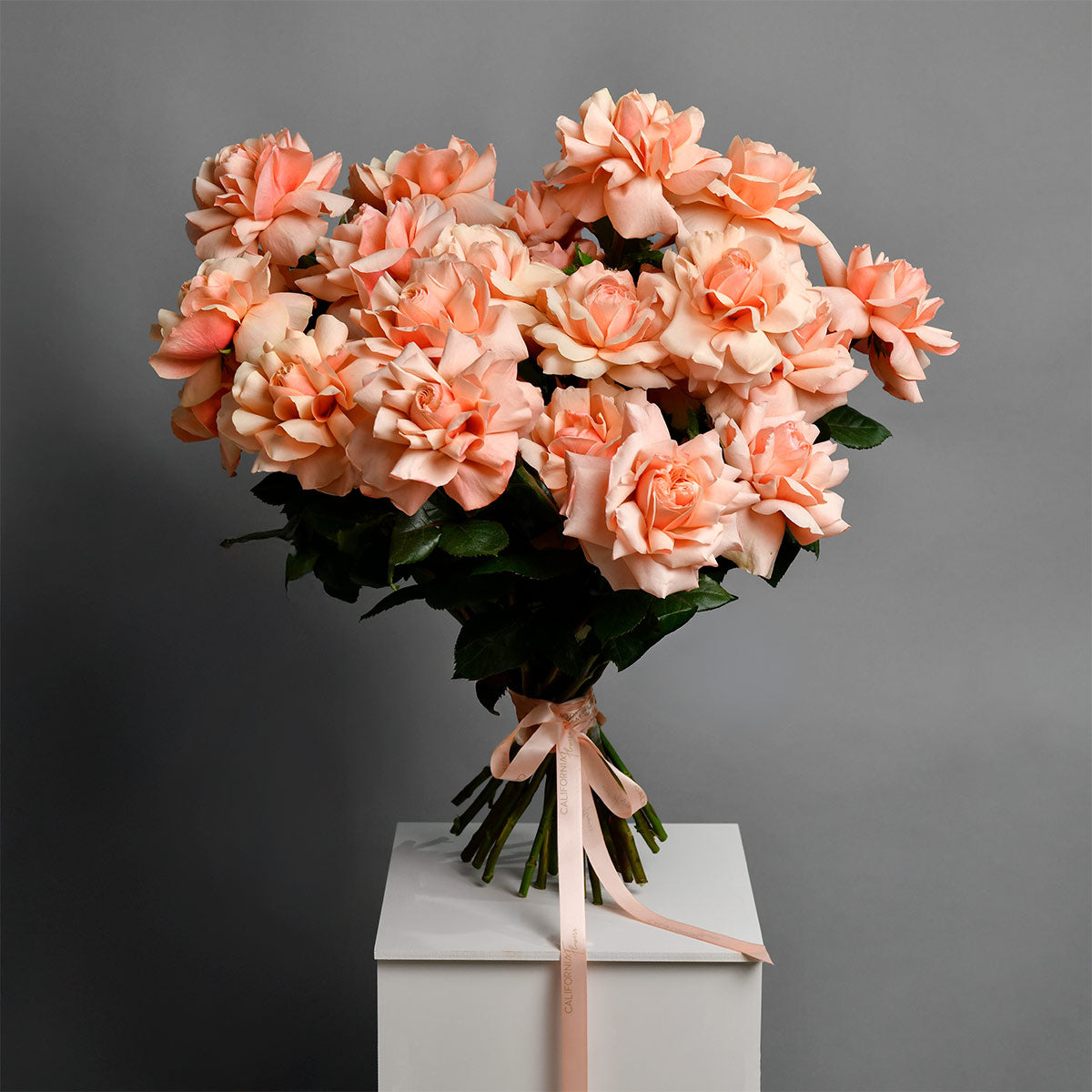 Buchet 25 trandafiri speciali peach, 5, californiaflowers.mom