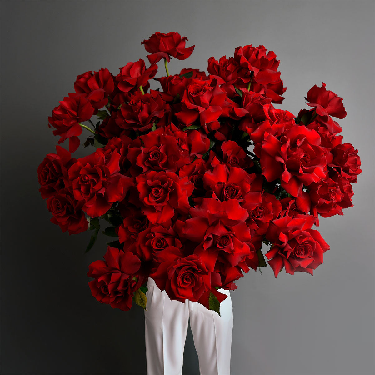 Aranjamente florale de Craciun - California Flowers, Buchet 55 trandafiri speciali rosii, californiaflowers.mom
