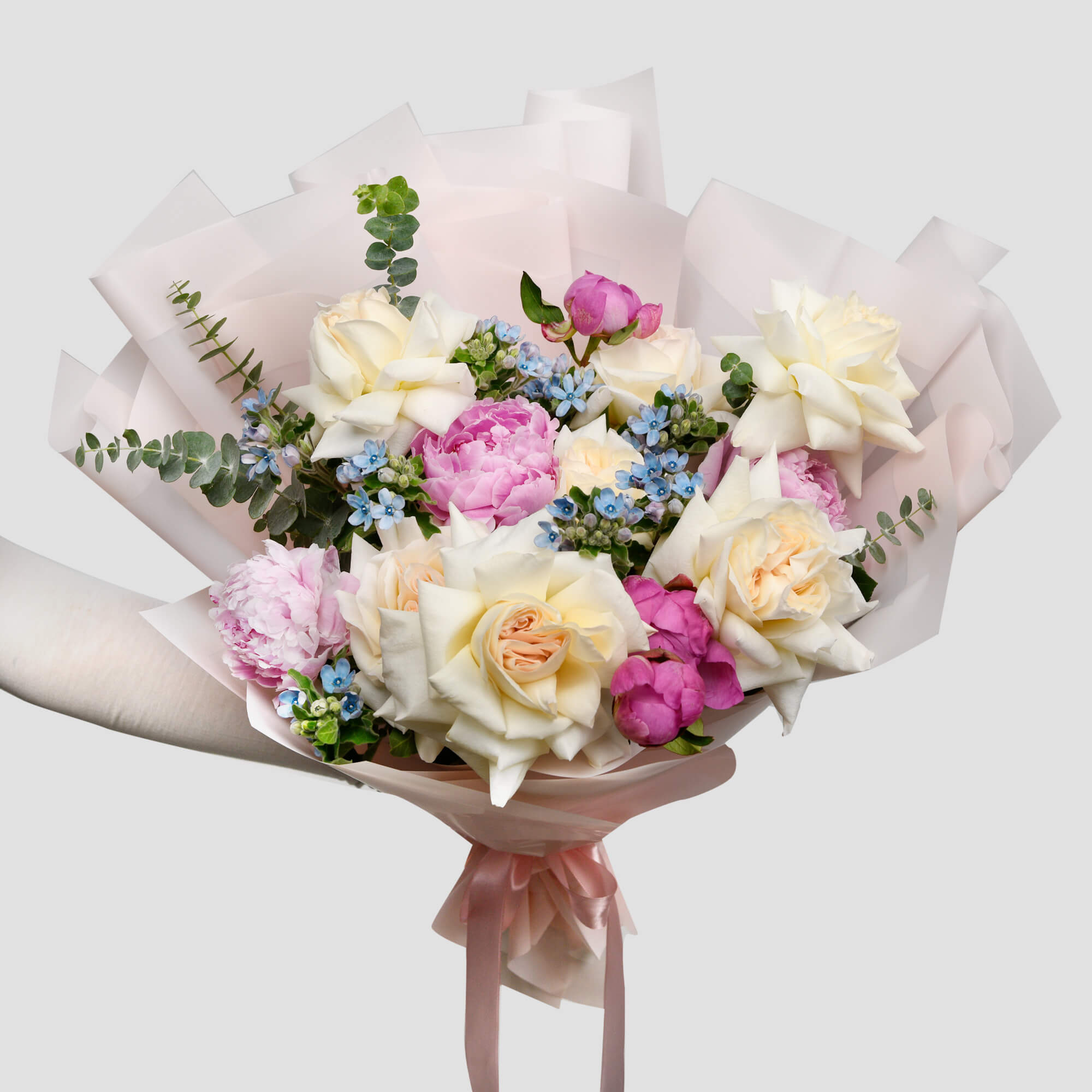 Florarie online - California Flowers ✅, Buchet bujori roz, trandafiri albi si eucalipt, californiaflowers.mom