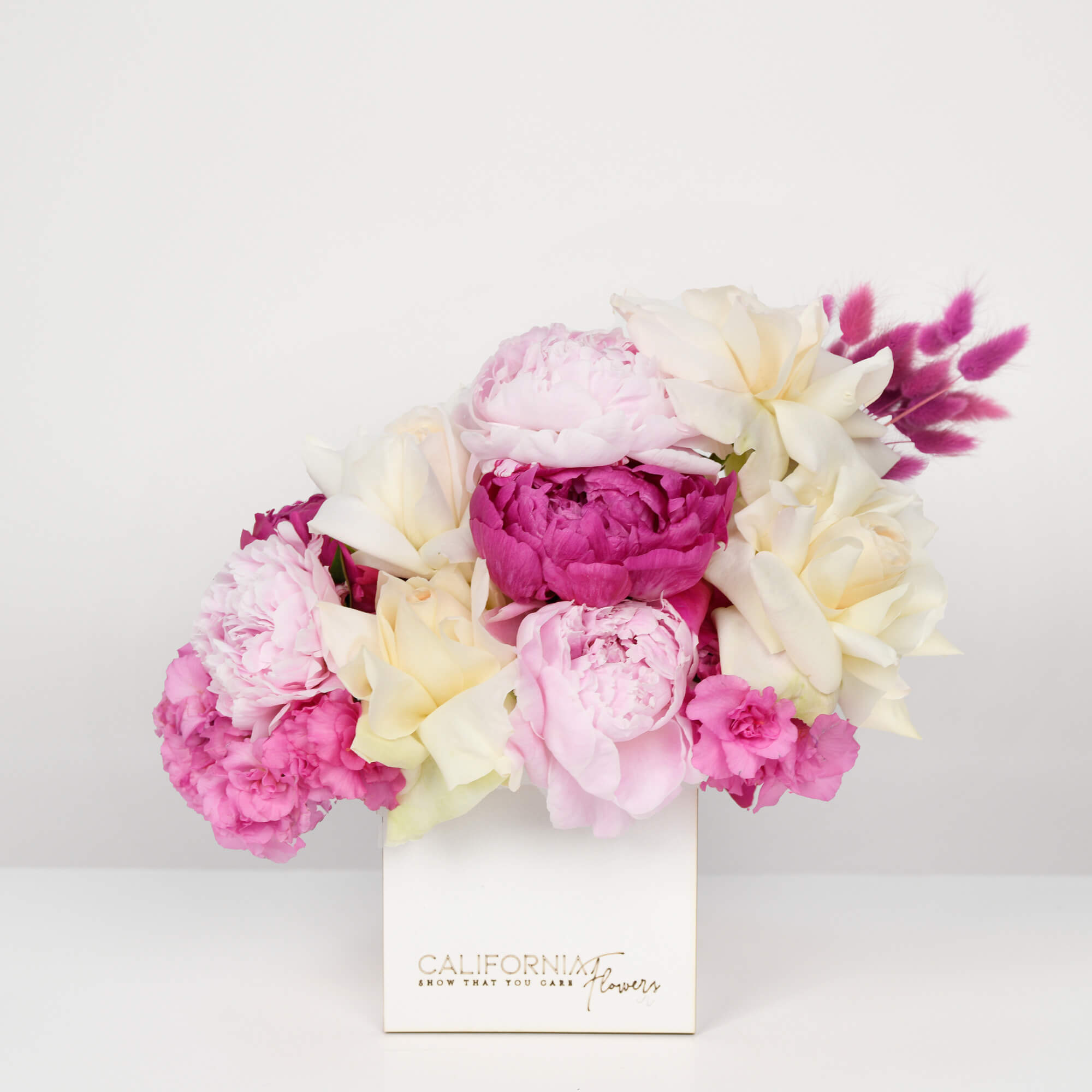 Florarie online - California Flowers ✅, Aranjament floral in cutie cu bujori si trandafiri albi, californiaflowers.mom