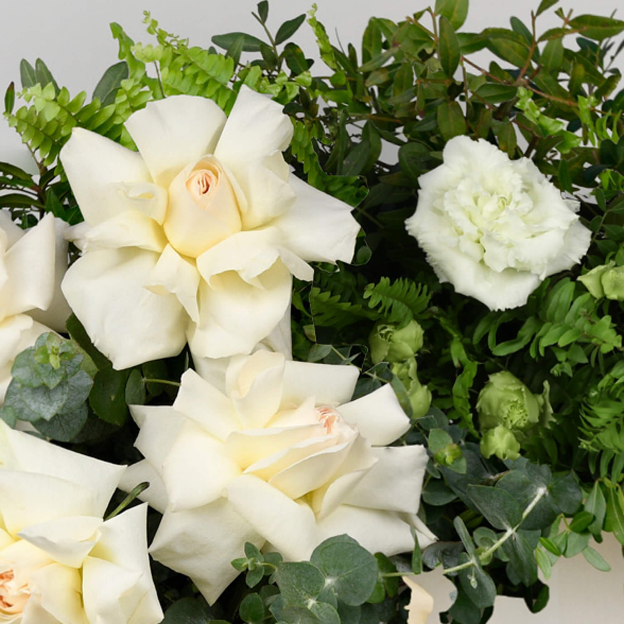 Coroane funerare, Coroana funerara inima cu trandafiri si lisianthus alb, californiaflowers.mom