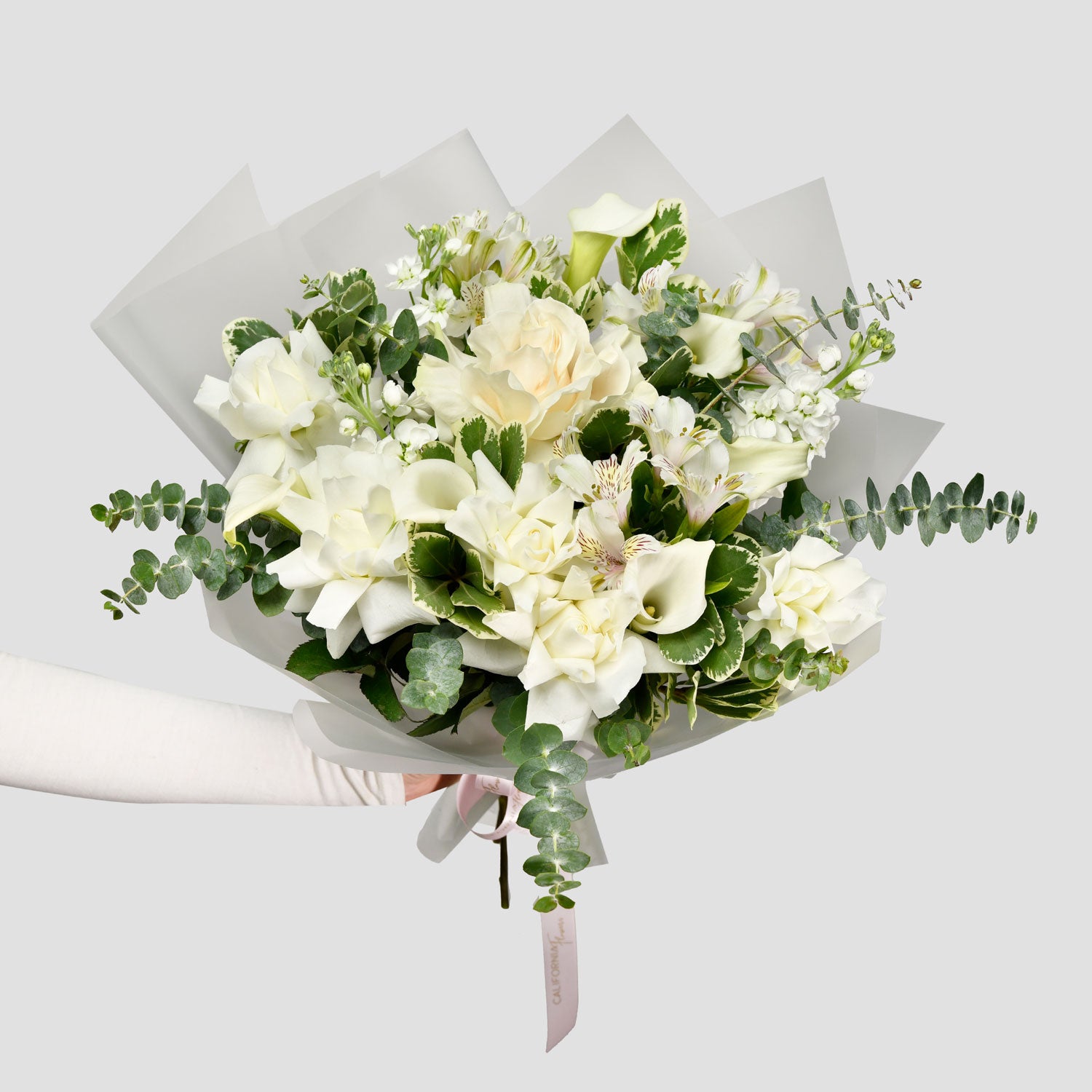 Flori pentru mama - California Flowers, Buchet trandafiri albi, matthiola si cale, californiaflowers.mom
