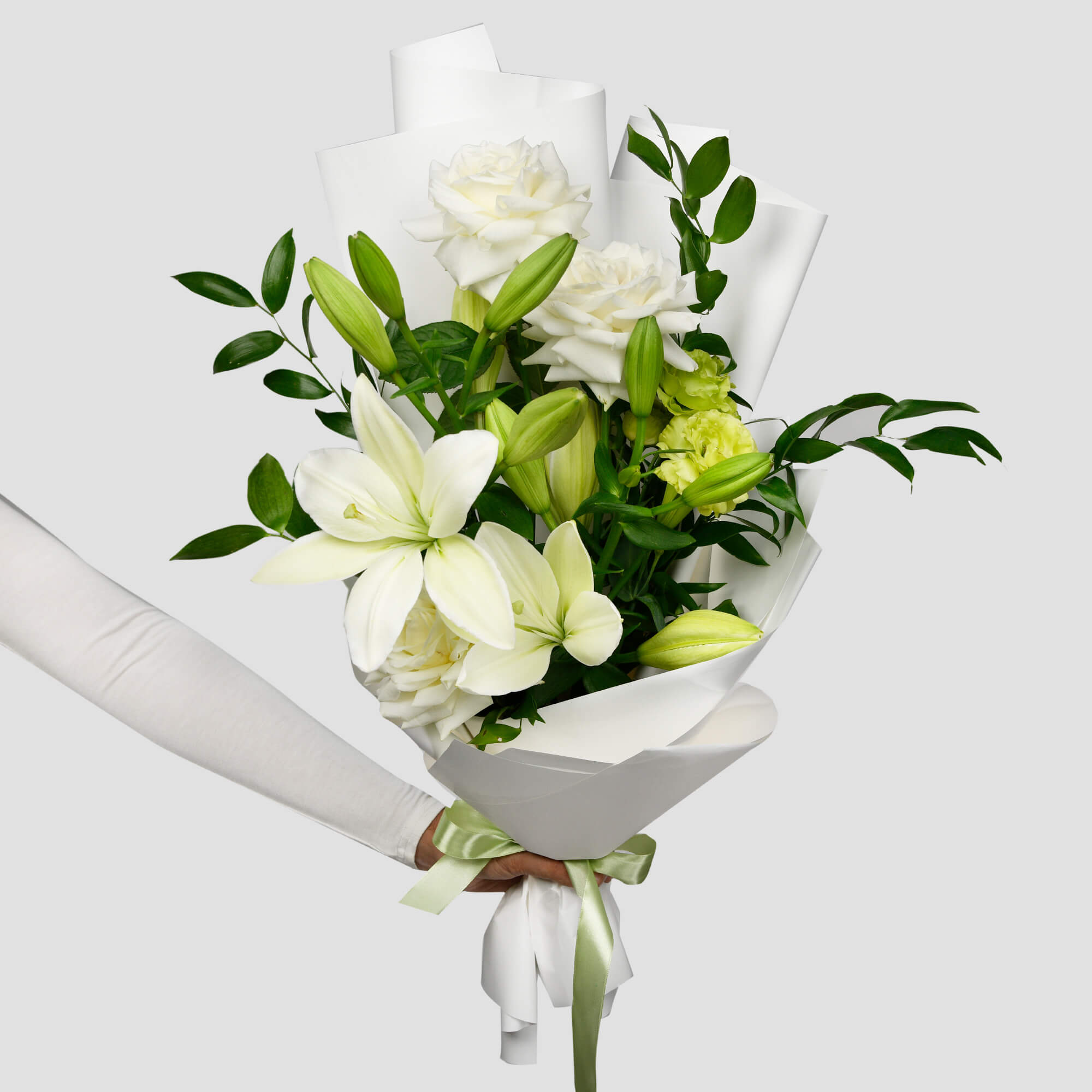 Sf. MIhail si Gavril, Buchet cu crini albi si lisianthus, californiaflowers.mom