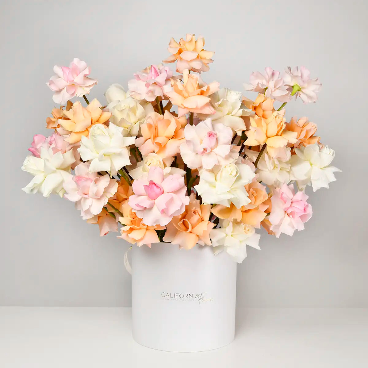 Cutii cu flori - California Flowers, Aranjament floral 55 trandafiri multicolori, californiaflowers.mom