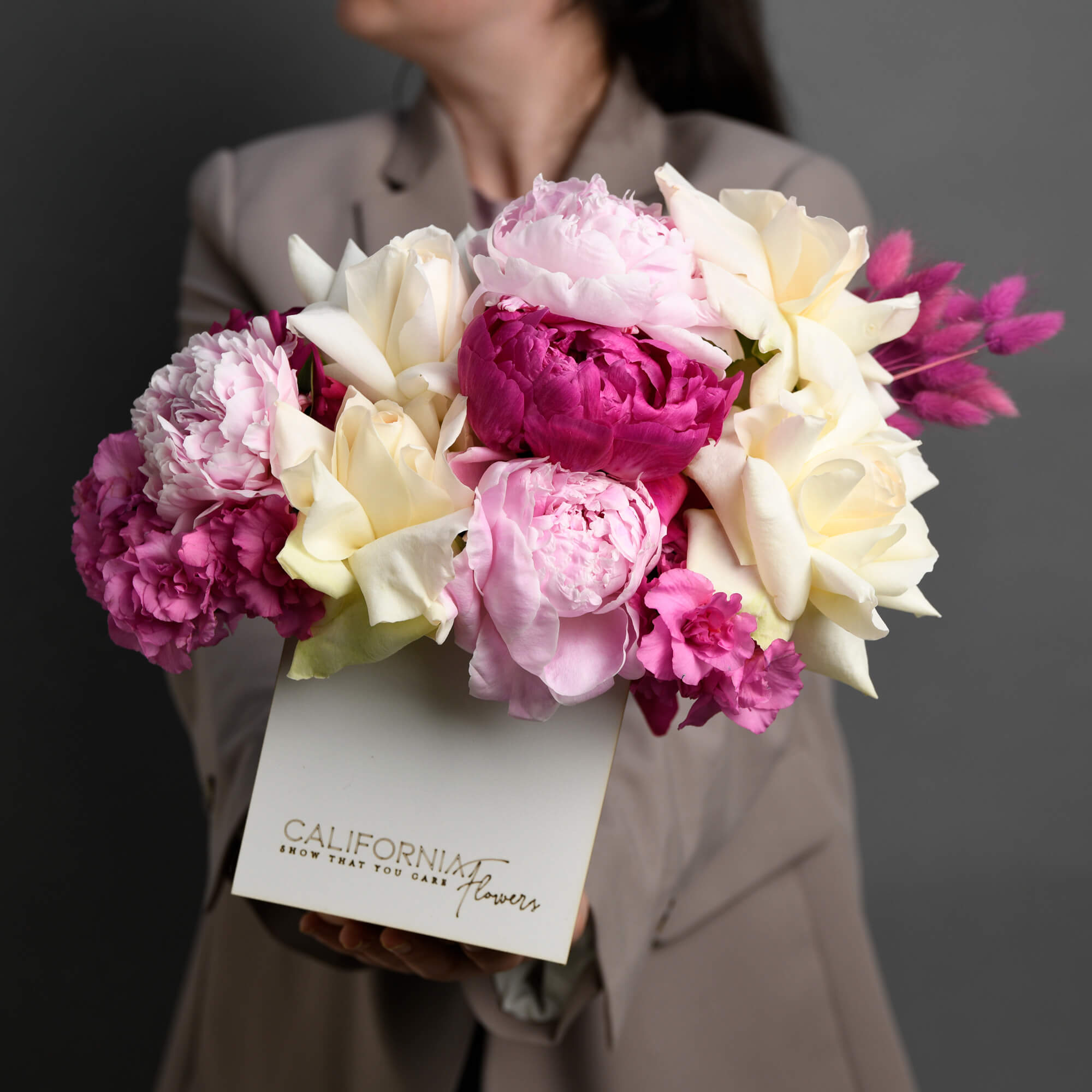 Florarie online - California Flowers ✅, Aranjament floral in cutie cu bujori si trandafiri albi, californiaflowers.mom