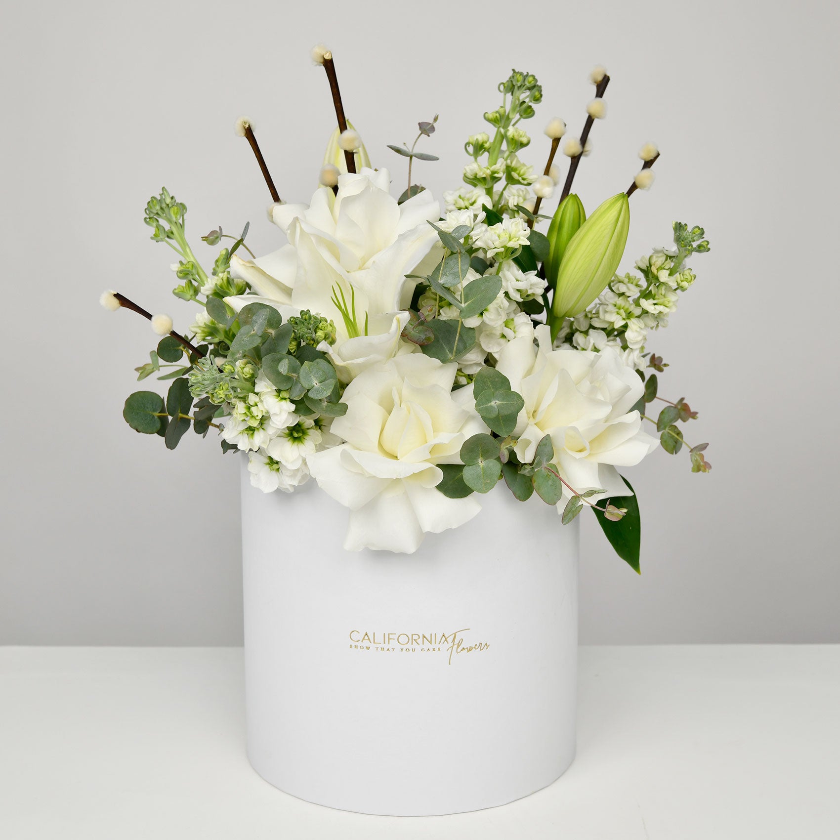 Flori de Paste - California Flowers, Aranjament floral in cutie alba cu trandafiri speciali si crini, californiaflowers.mom