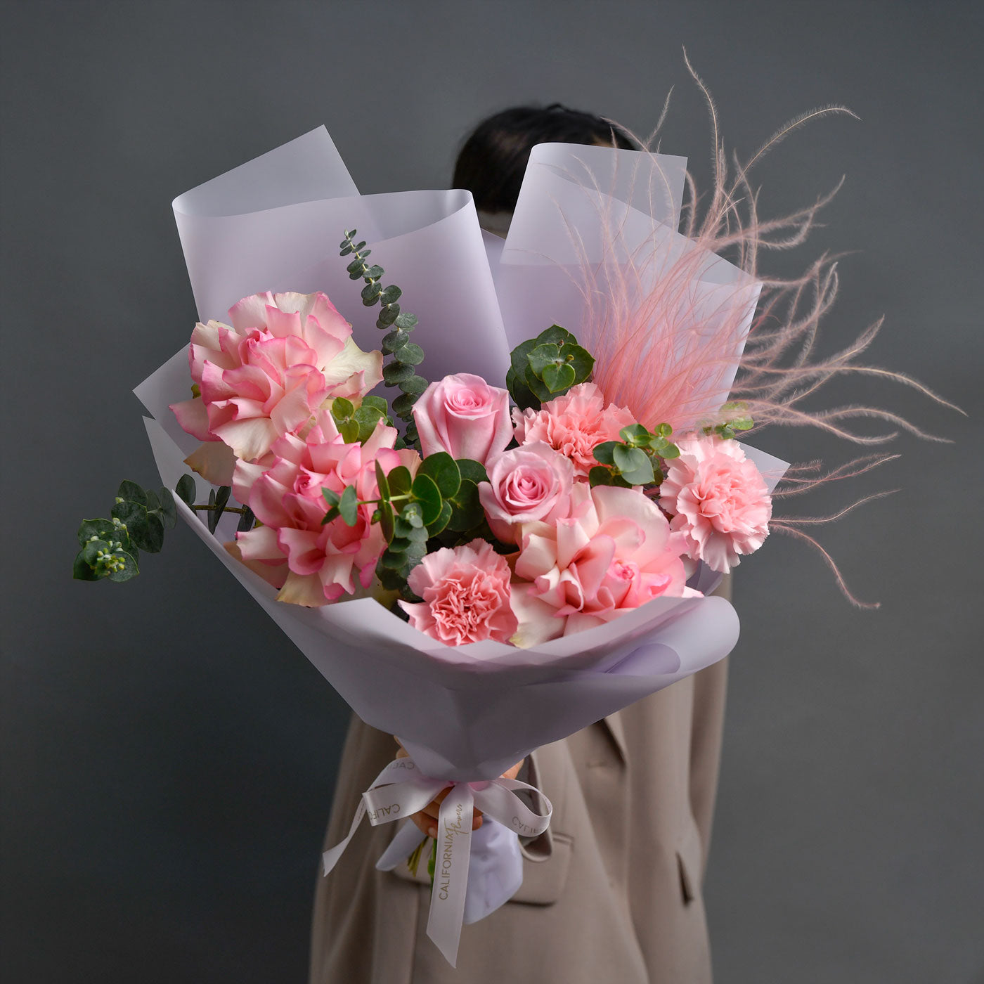 Buchet trandafiri roz, dianthus si eucalipt, 4, californiaflowers.mom