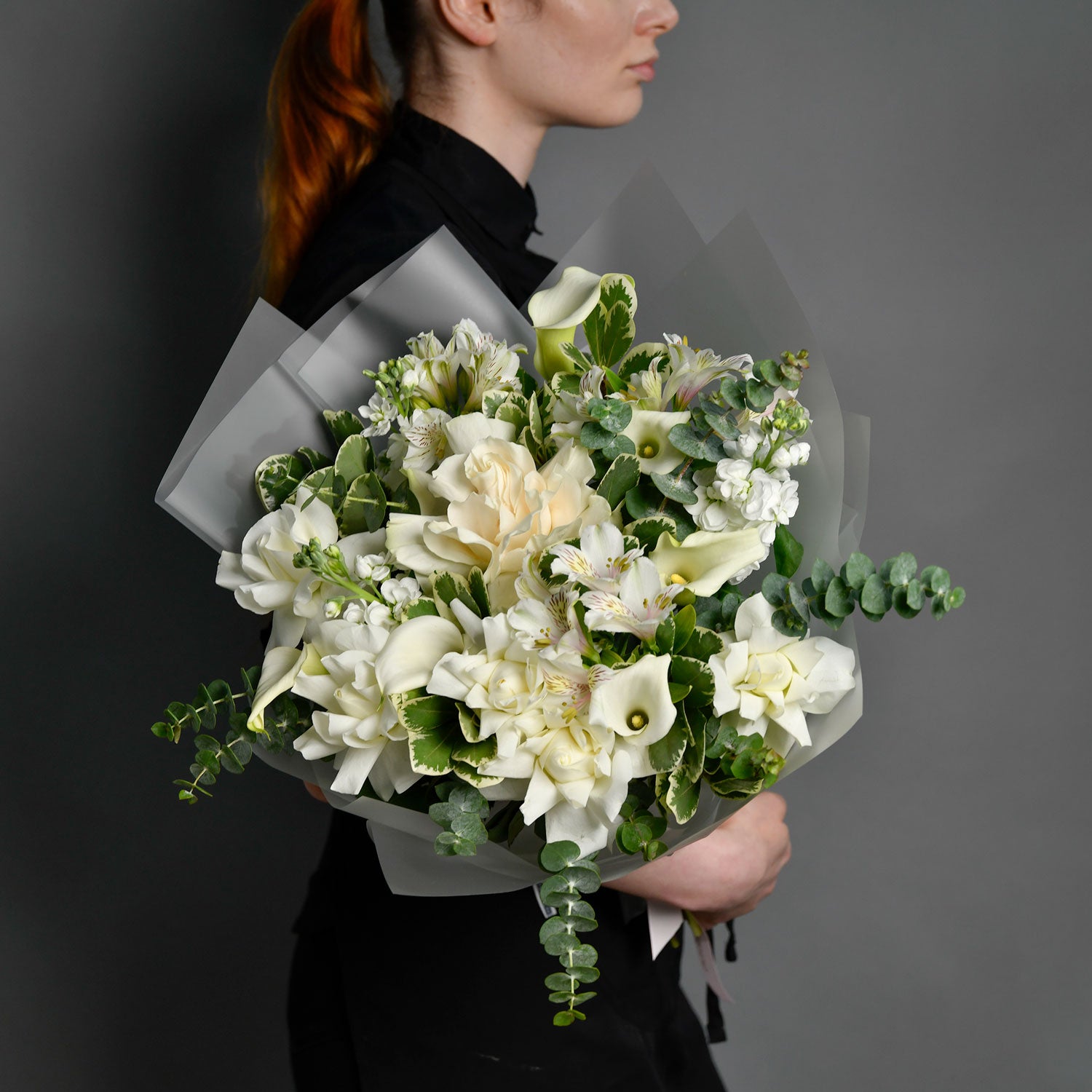 Flori pentru mama - California Flowers, Buchet trandafiri albi, matthiola si cale, californiaflowers.mom