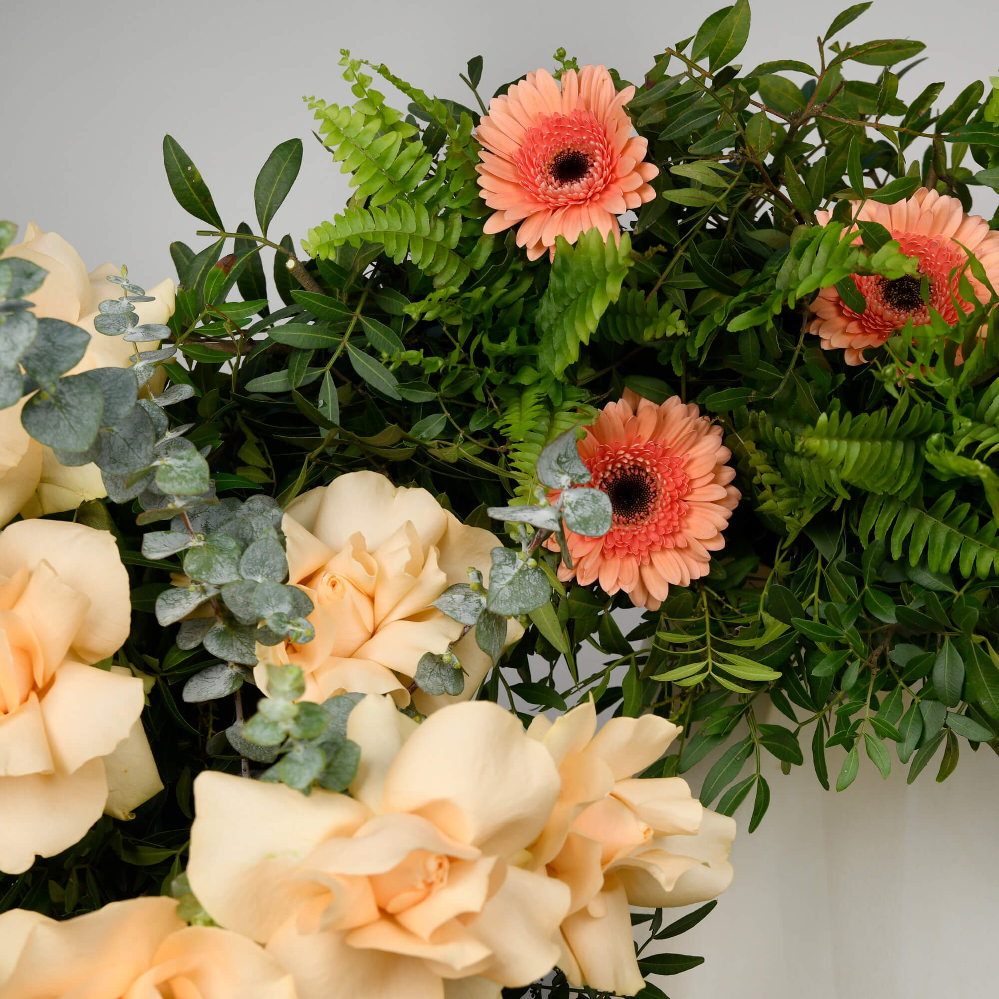 Coroane funerare, Coroana funerara inima cu trandafiri si gerbera, californiaflowers.mom