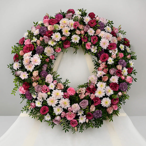 Coroana funerara rotunda cu crizanteme si lisianthus roz, 1, californiaflowers.mom