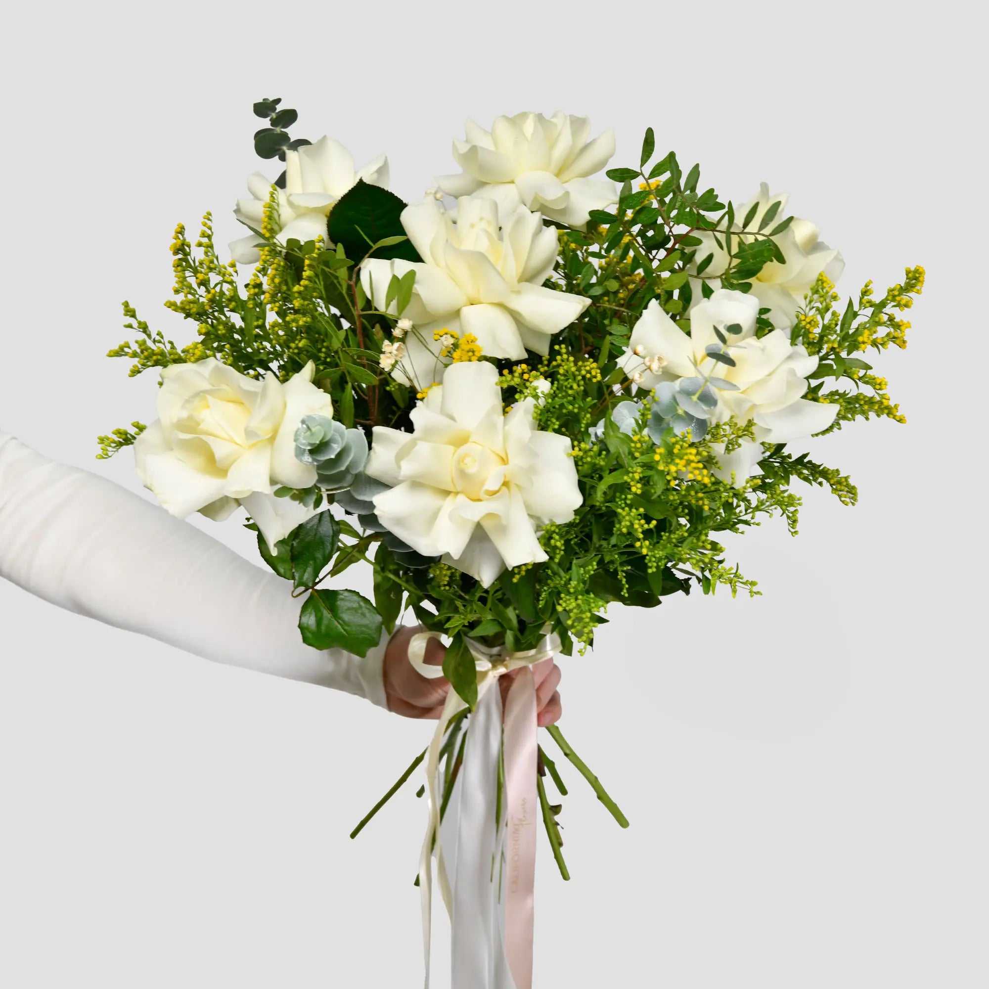 Buchete de flori - California Flowers, Buchet 7 trandafiri speciali albi si solidago, californiaflowers.mom