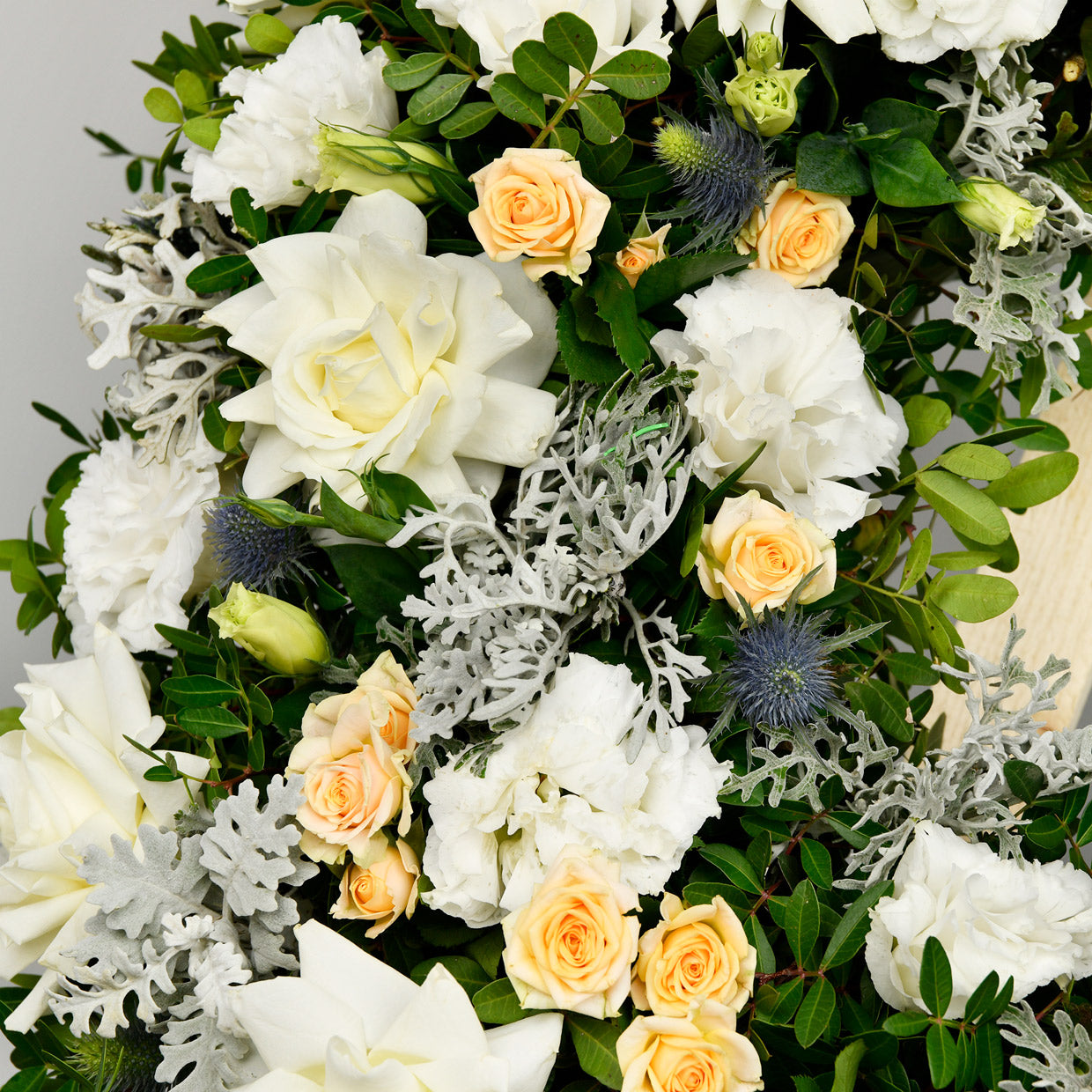 Coroana de flori rotunda cu trandafiri si lisianthus, 3, californiaflowers.mom