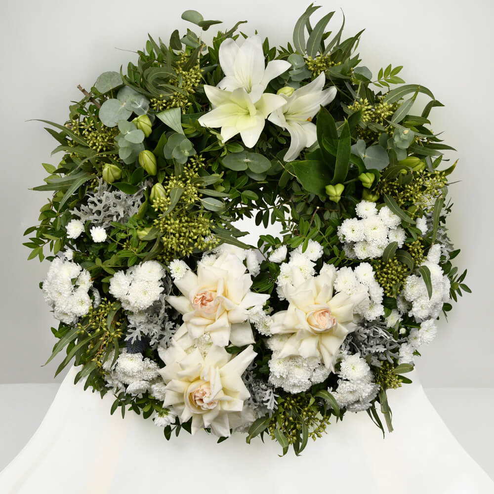 Produse, Coroana funerara rotunda cu santini si trandafiri speciali, californiaflowers.mom
